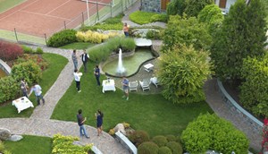 Tuin met tennisbaan