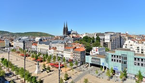 Clermont Ferrand place de Jaude ©J.Damase Auvergne-Rhone-Alpes Tourisme