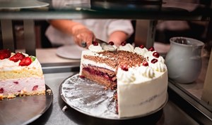 ZwarteWoud_Schwarzwälder Kirschtorte im Café Goldene Krone © Hochschwarzwald Tourismus GmbH